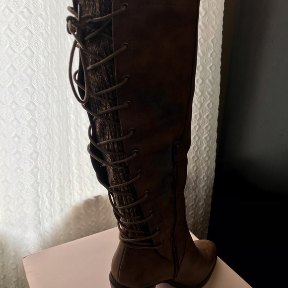 Heeled lace up boots - Picture 5 of 6